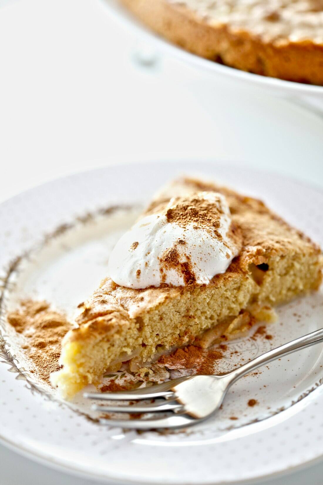 Part de tarte rustique aux fruits, crème fouettée et cannelle
