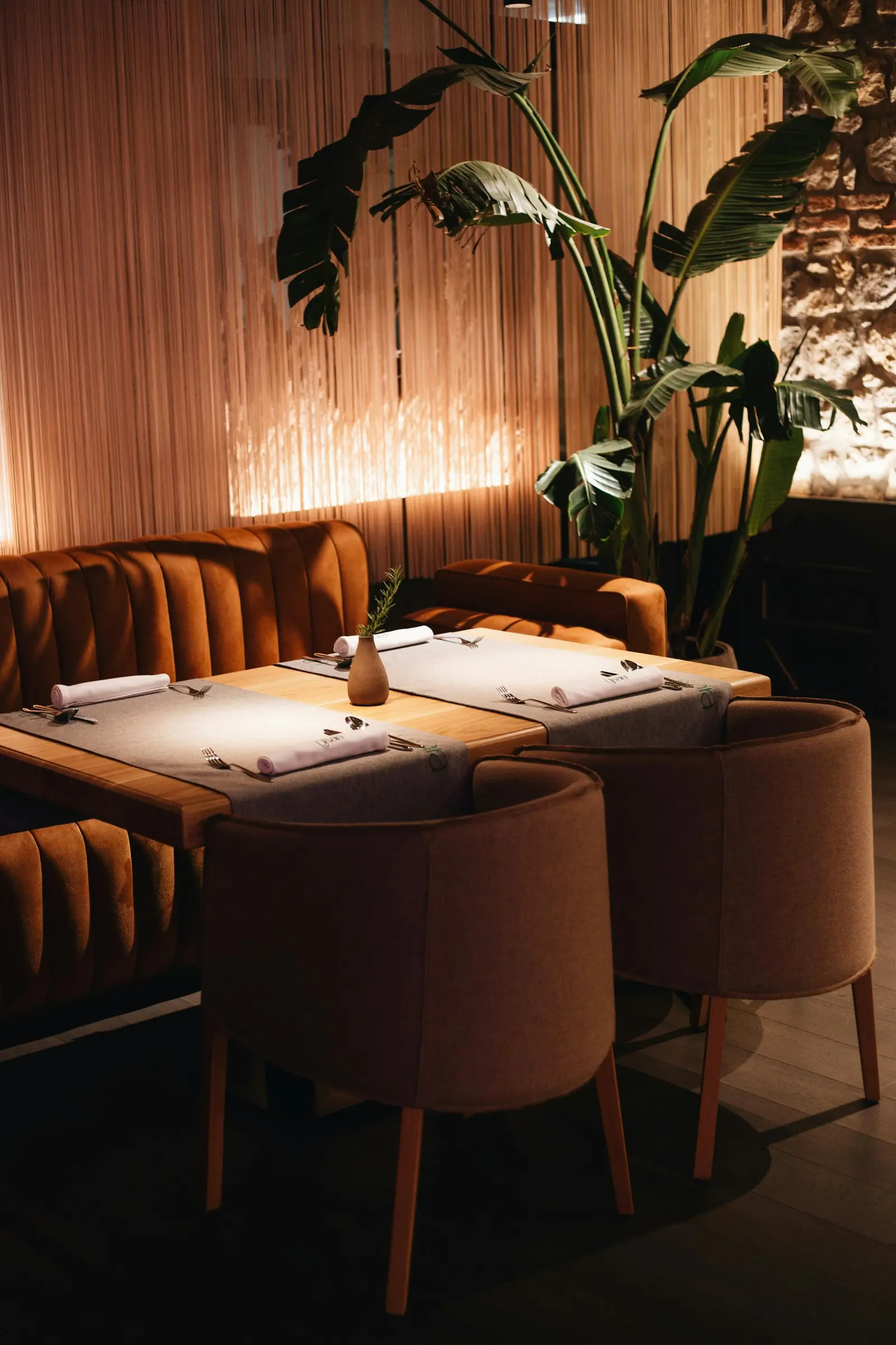 Salle du restaurant : banquettes en velours, boiseries et lumière chaude